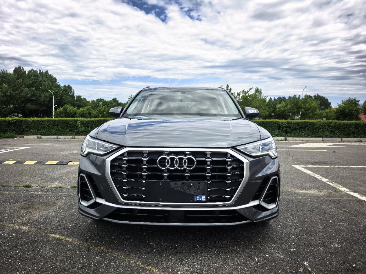 Audi Q3 2022 car image #2