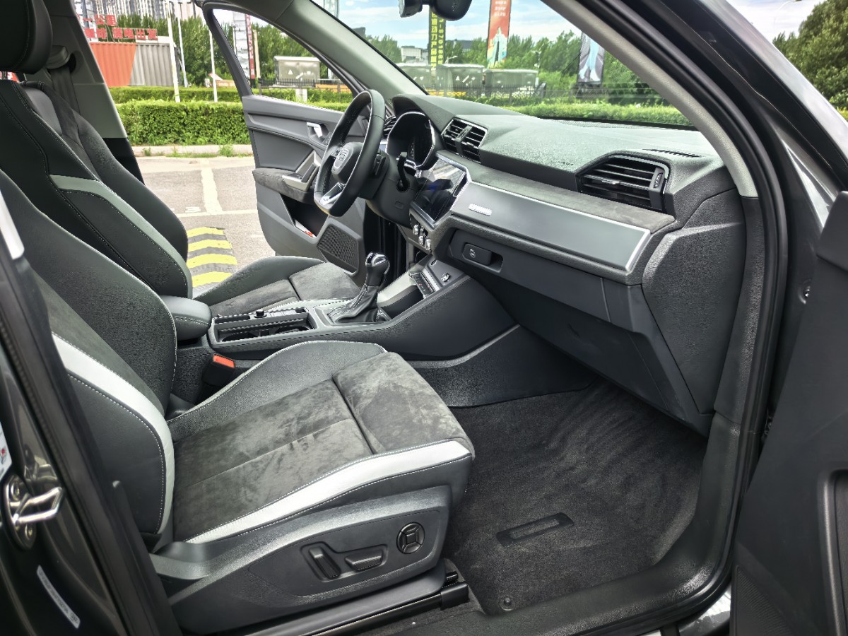 Audi Q3 2022 car image #10