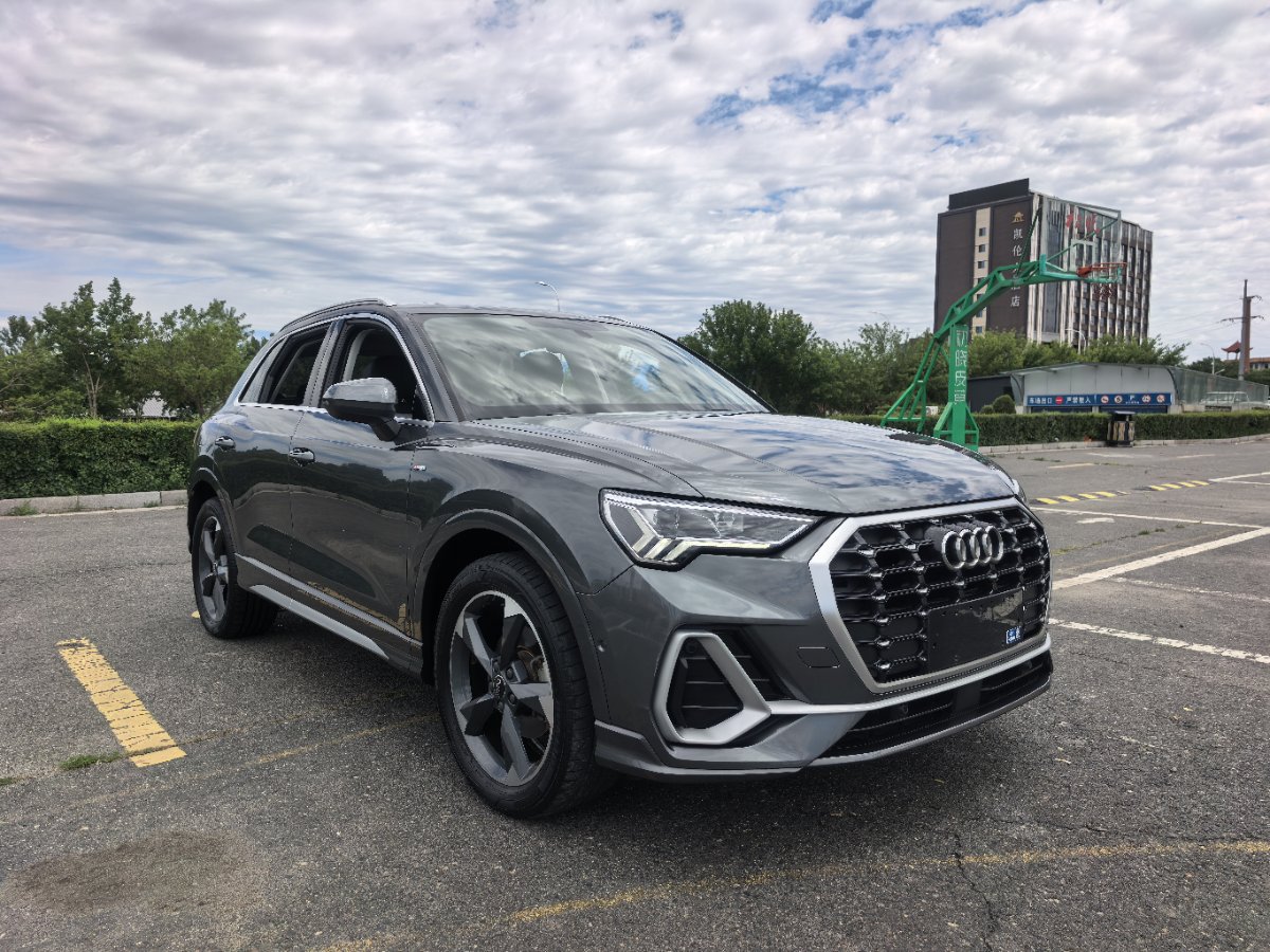 Audi Q3 2022 car image #3