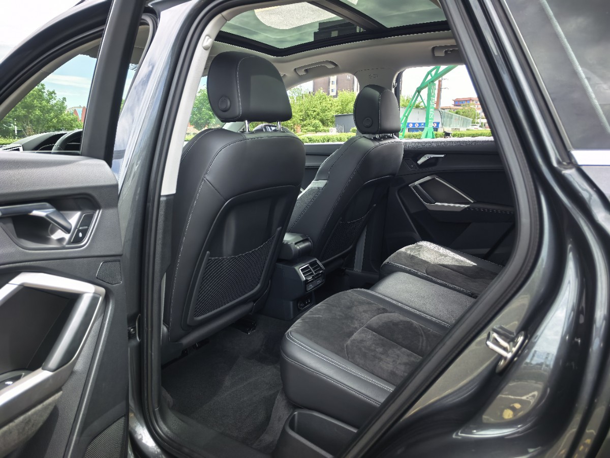 Audi Q3 2022 car image #9