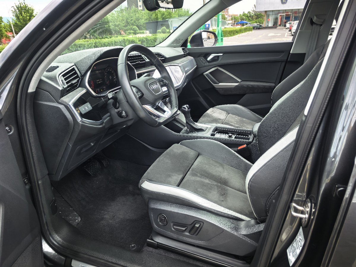 Audi Q3 2022 car image #8