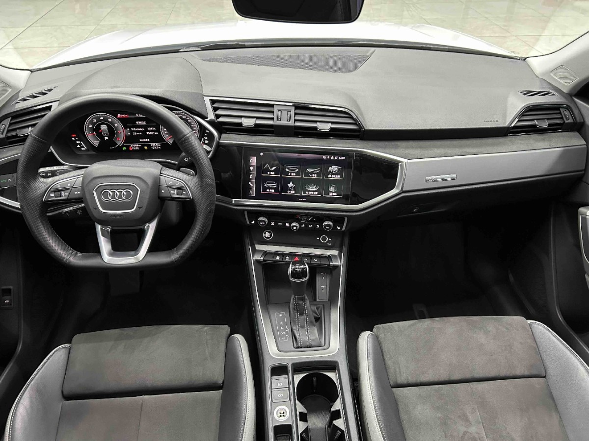 Audi Q3 2022 car image #2