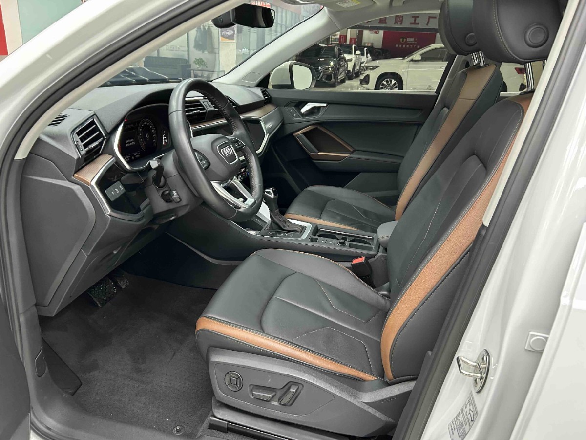 Audi Q3 2022 car image #2