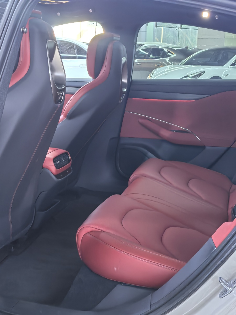 MI SU7 2025 immagine di auto #9