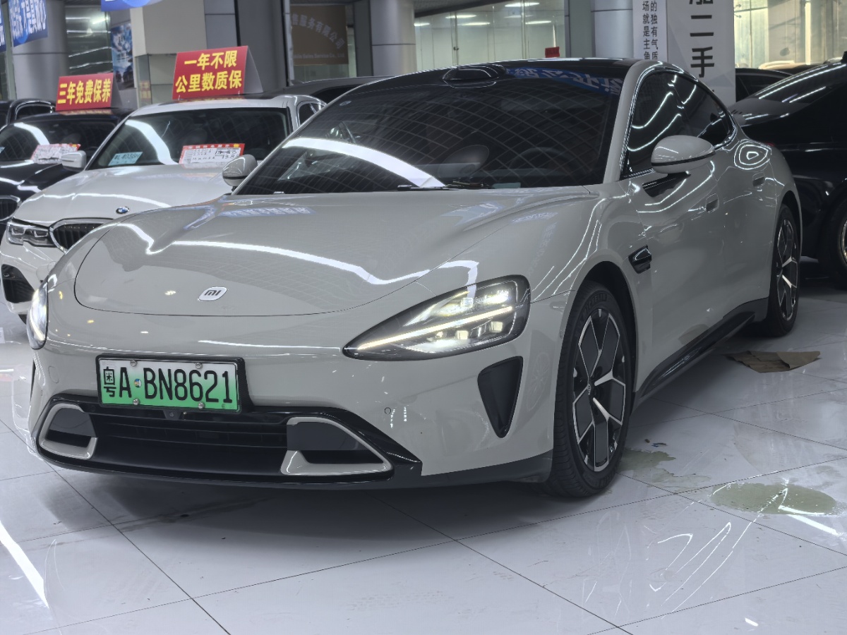 MI SU7 2025 immagine di auto 