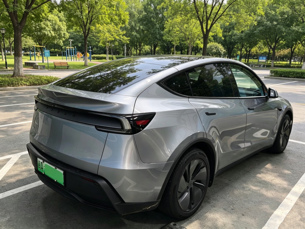 Tesla Model Y 2025 #4 Tesla Model Y 2025 car image #4