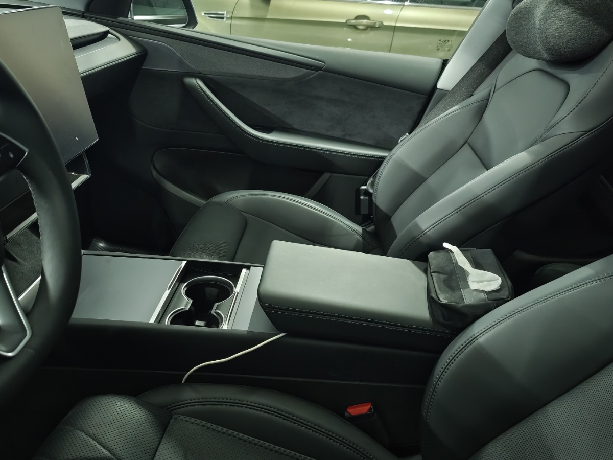 Tesla Model Y 2025 #5 Tesla Model Y 2025 car image #5