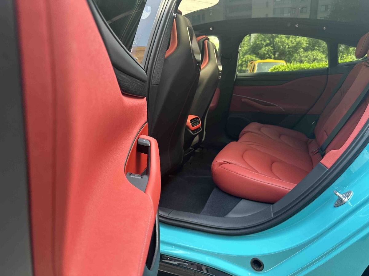 MI SU7 2025 immagine di auto #3