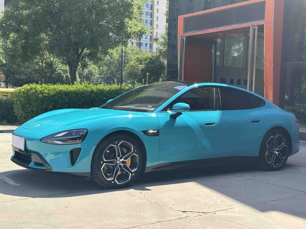 MI SU7 2025 immagine di auto 