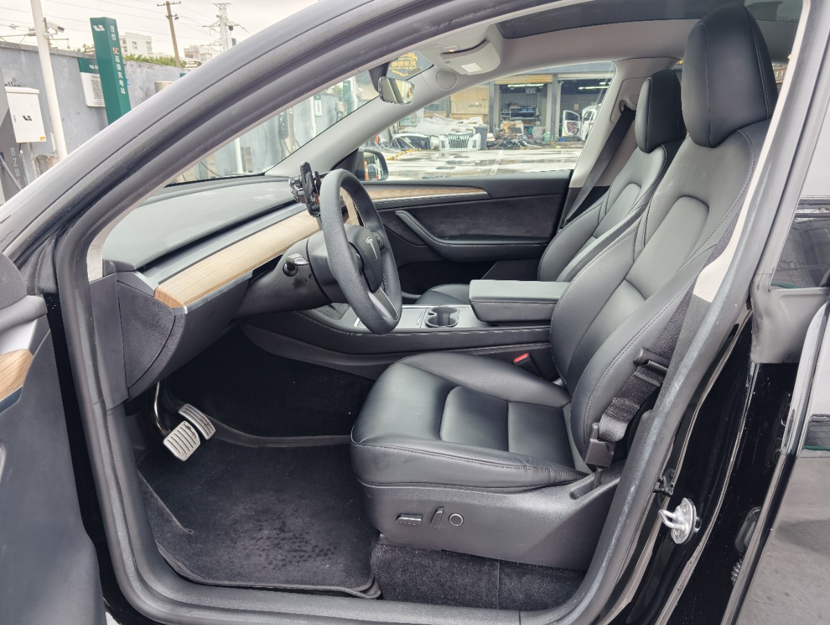 Tesla Model Y 2023 #4 Tesla Model Y 2023 car image #4