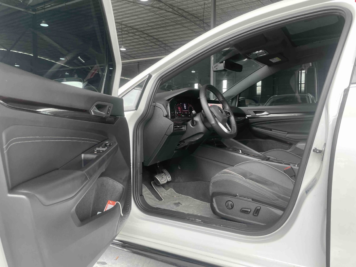 Volkswagen Golf 2023 car image #6