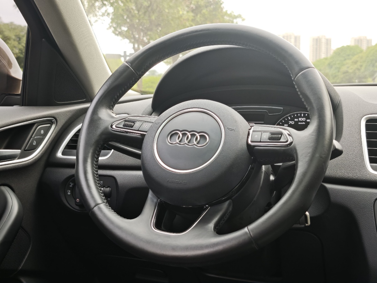 Audi Q3 2017 car image #9