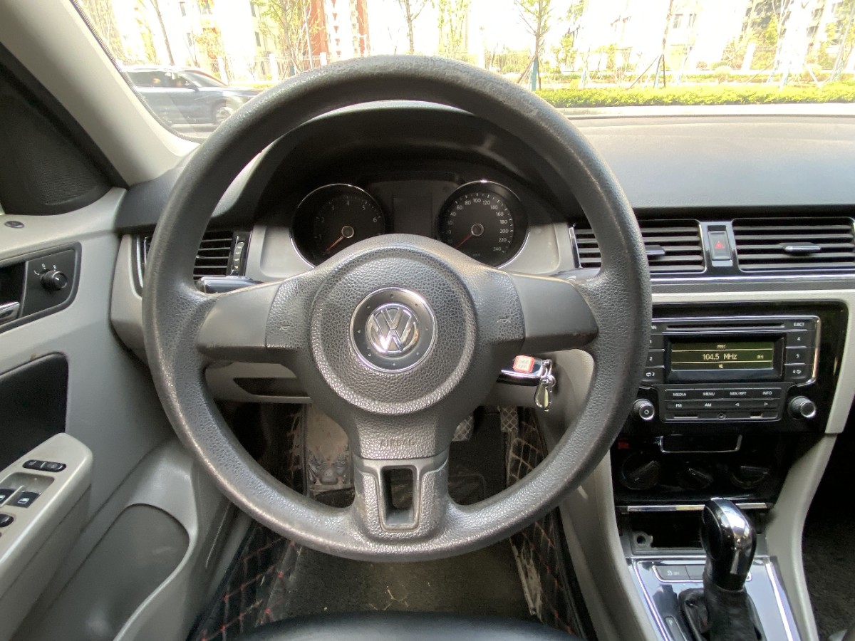 Volkswagen Bora 2013 car image #10