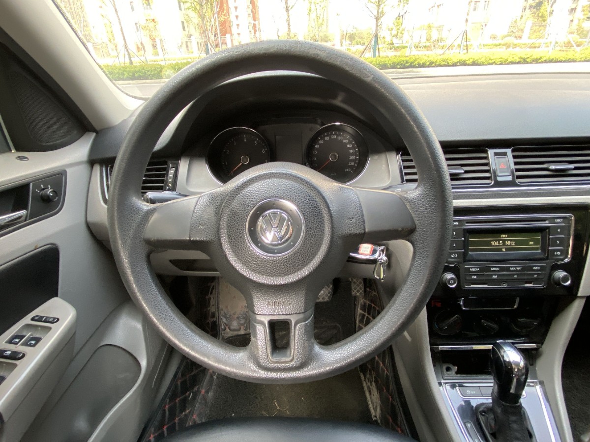 Volkswagen Bora 2013 car image #9