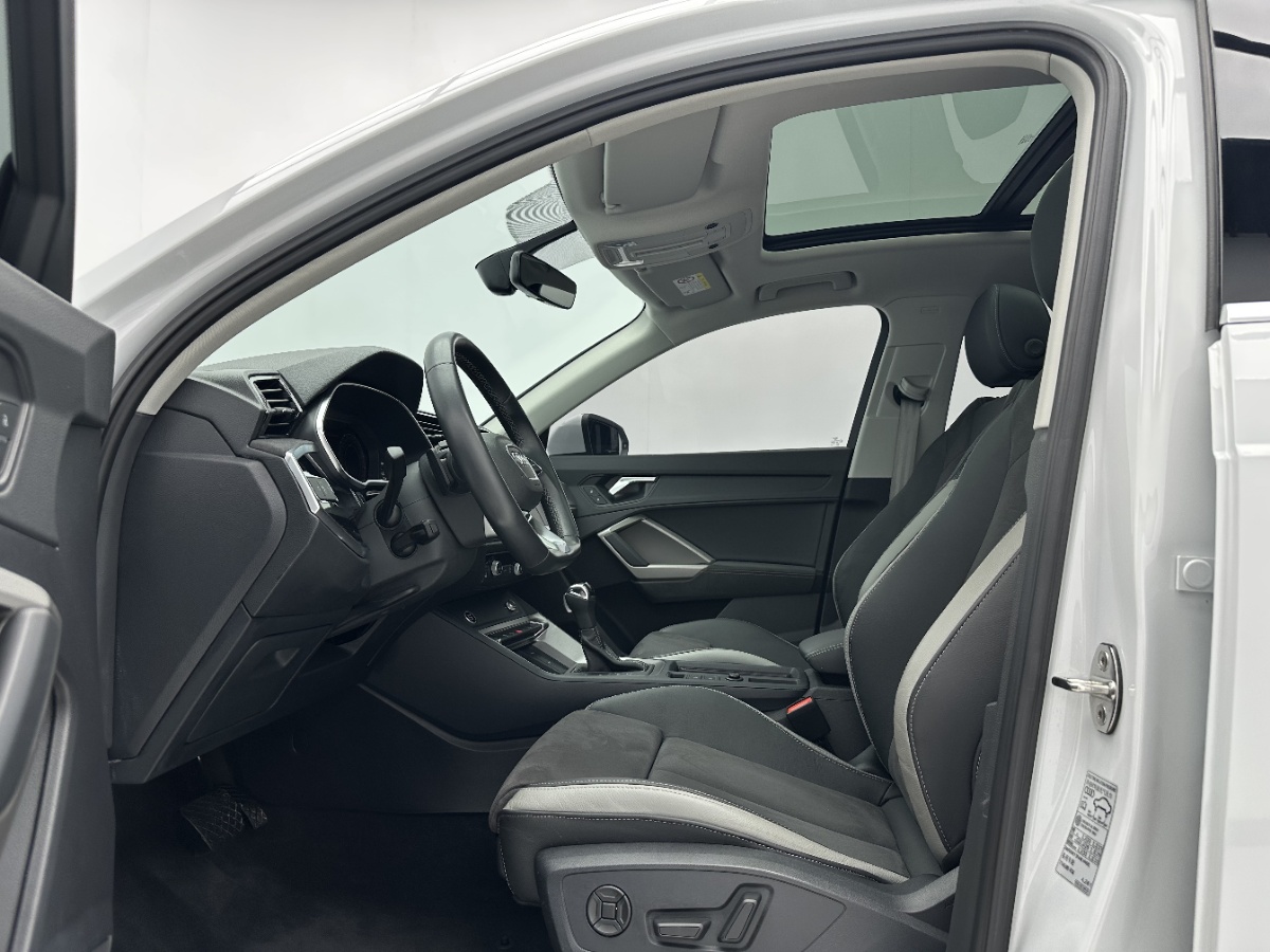 Audi Q3 2023 car image #5