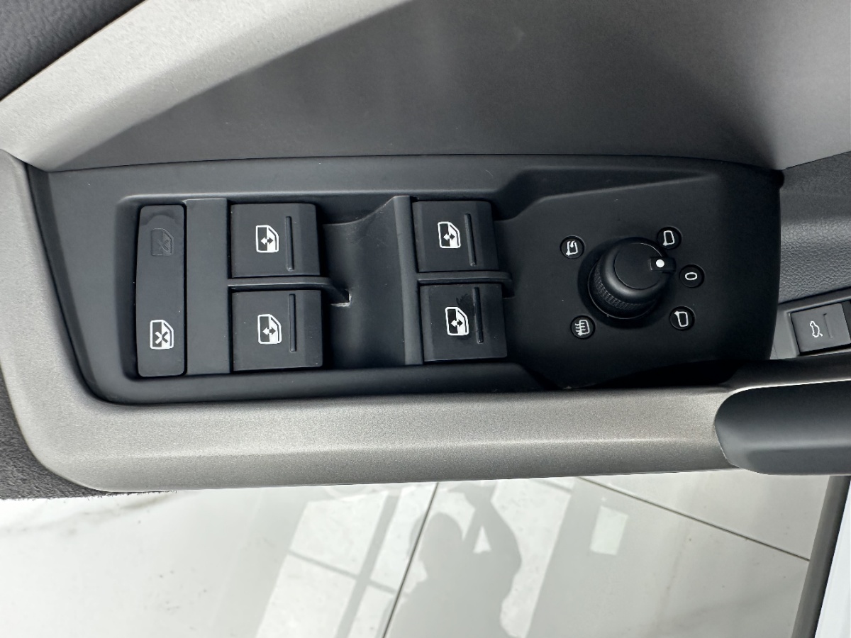 Audi Q3 2023 car image #12
