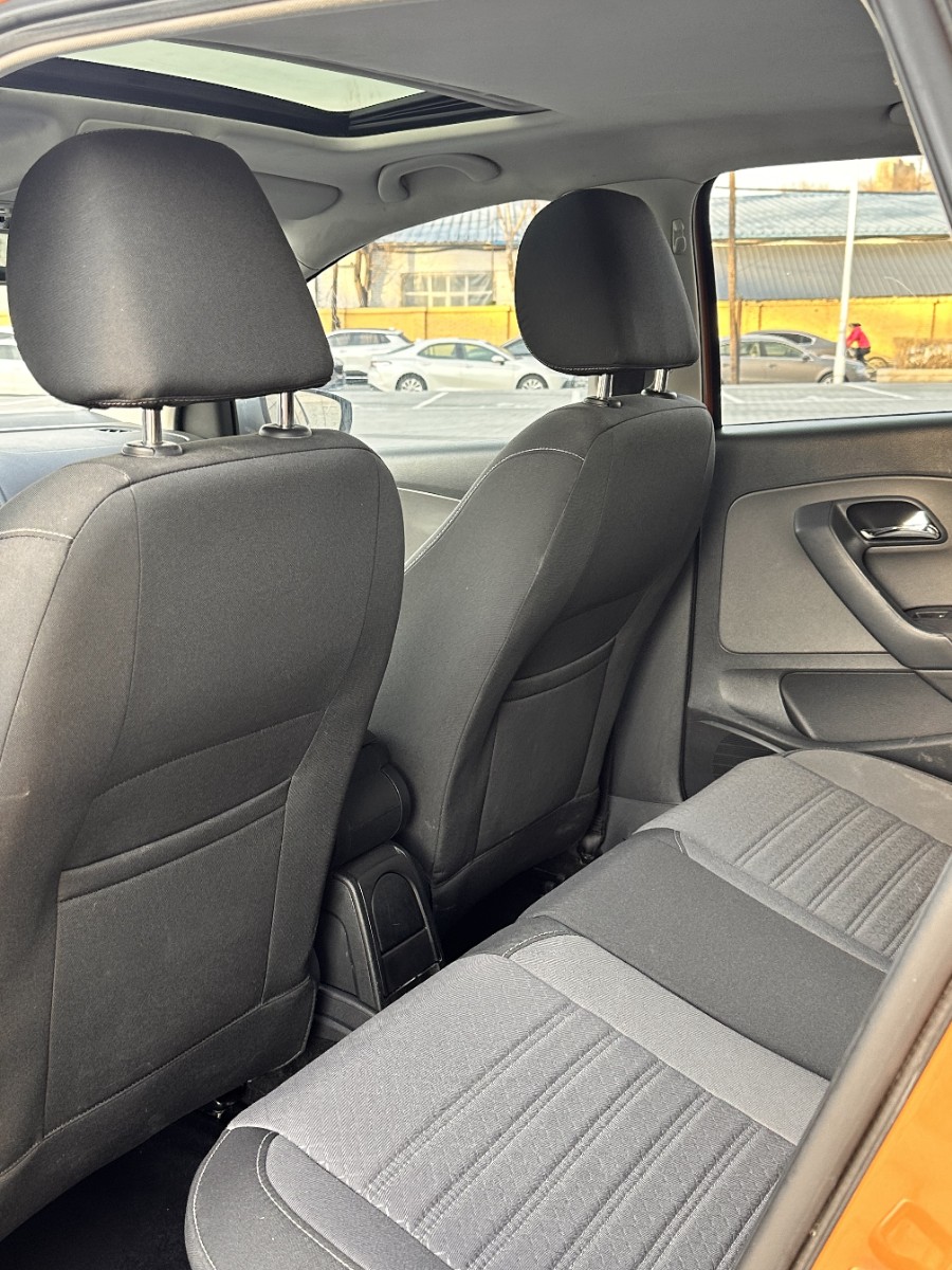 Volkswagen Polo 2015 car image #9