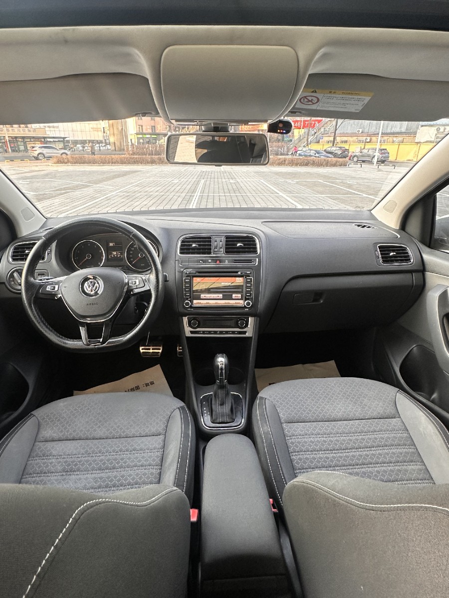 Volkswagen Polo 2015 car image #8