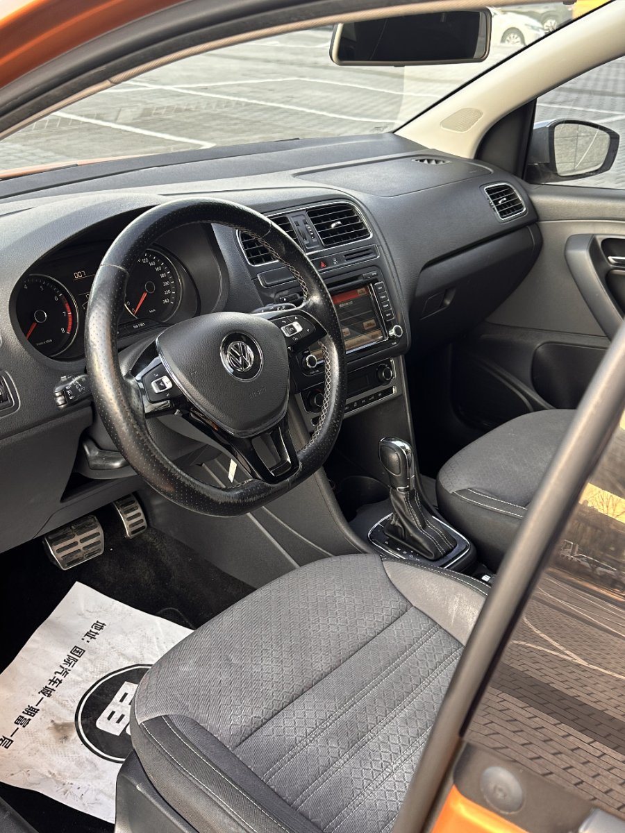 Volkswagen Polo 2015 car image #7