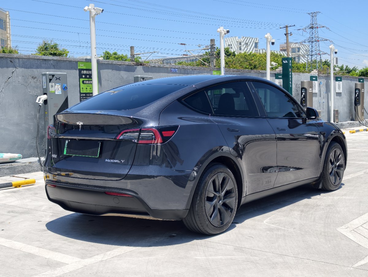 Tesla Model Y 2024 #9 Tesla Model Y 2024 car image #9
