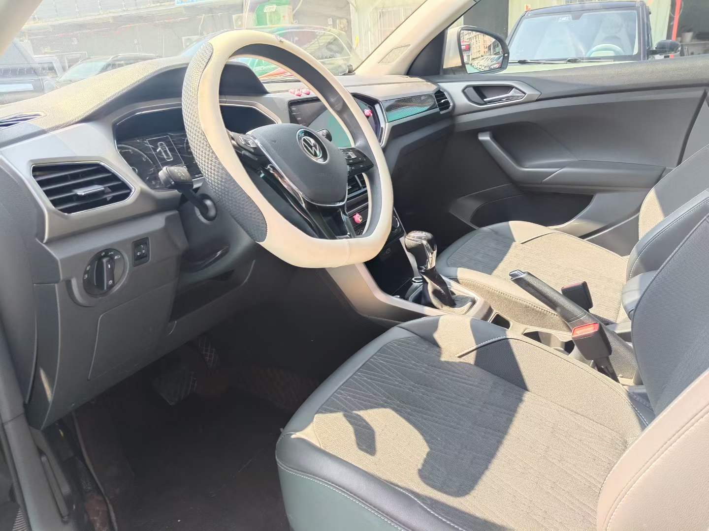 Volkswagen T-Cross 2021 car image #3