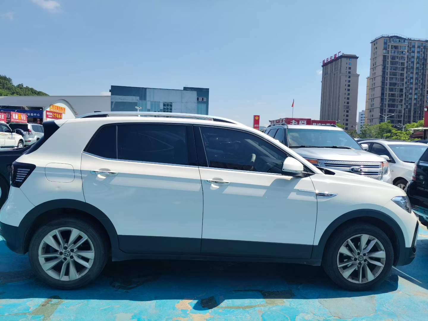 Volkswagen T-Cross 2021 car image #2