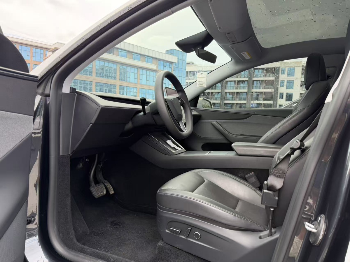 Tesla Model Y 2025 #6 Tesla Model Y 2025 car image #6