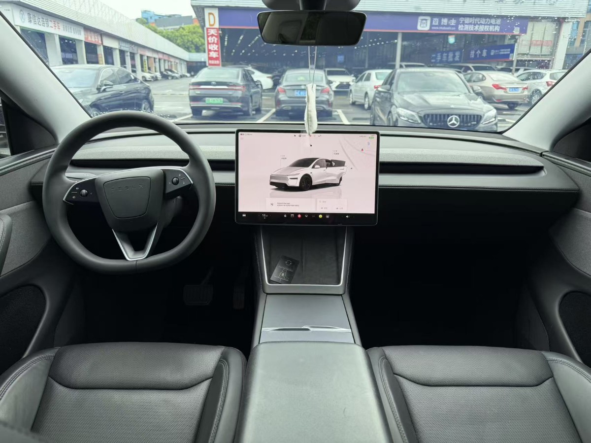 Tesla Model Y 2025 #4 Tesla Model Y 2025 car image #4