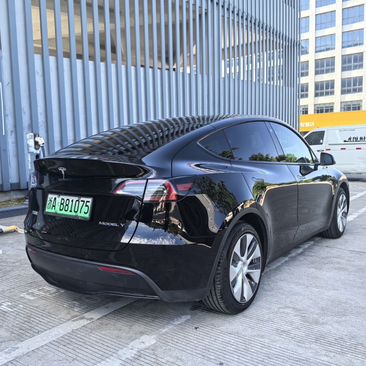 Tesla Model Y 2023 #4 Tesla Model Y 2023 car image #4