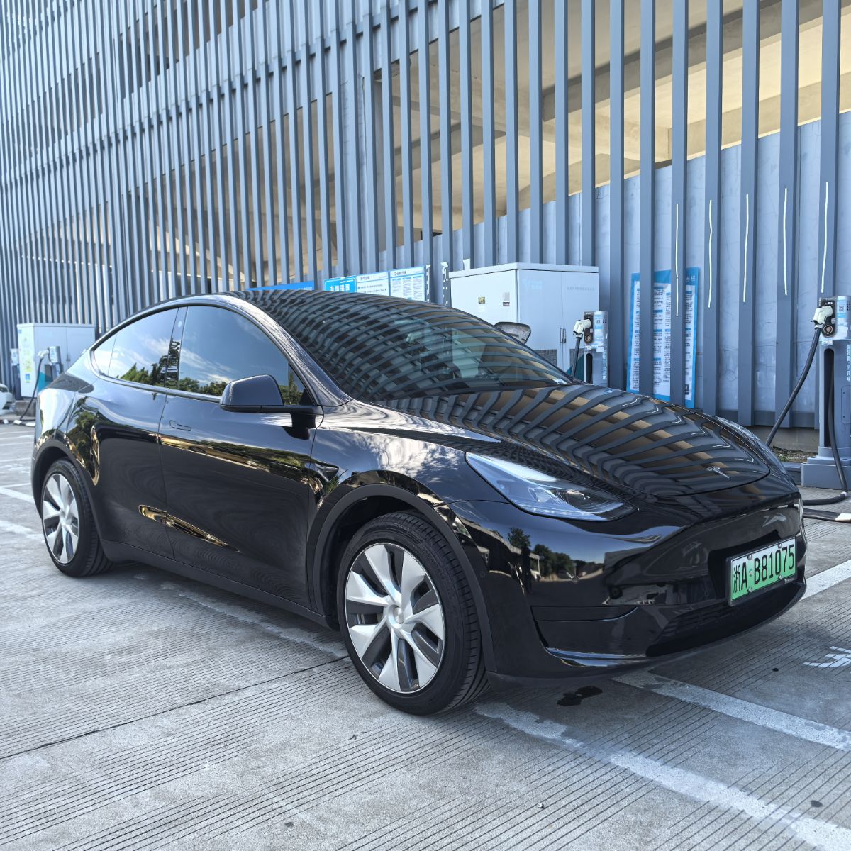 Tesla Model Y 2023 #3 Tesla Model Y 2023 car image #3