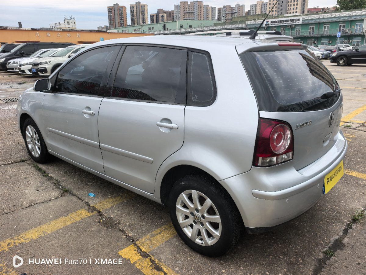 Volkswagen Polo 2010 car image #6