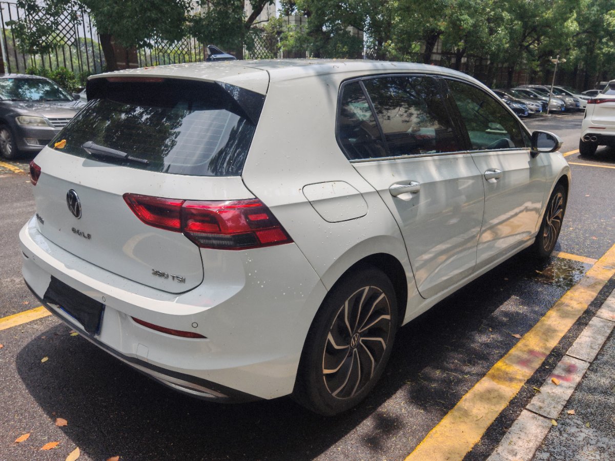 Volkswagen Golf 2023 car image #12