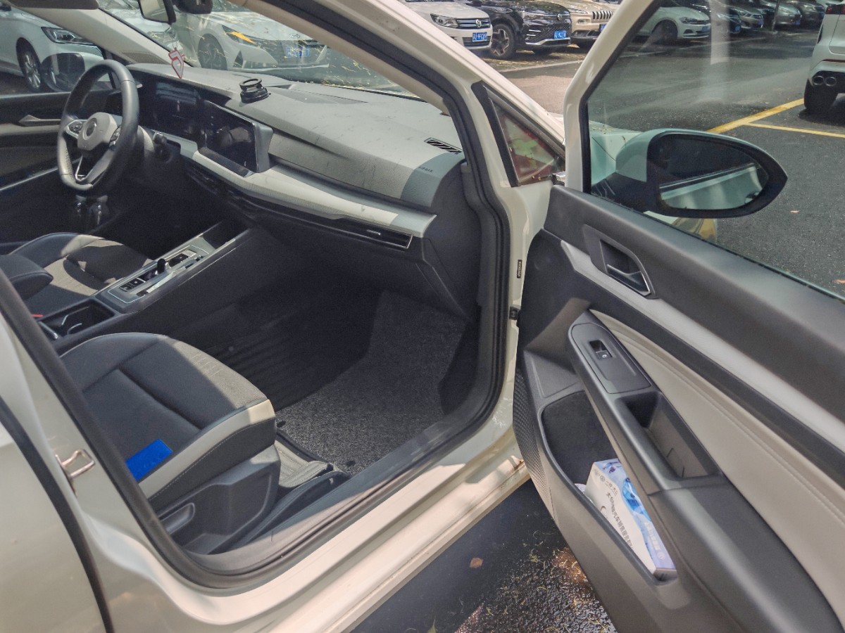 Volkswagen Golf 2023 car image #3