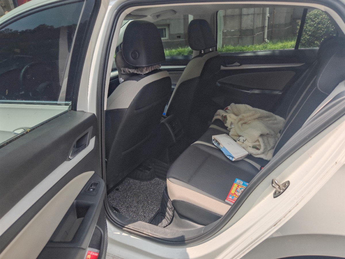 Volkswagen Golf 2023 car image #4