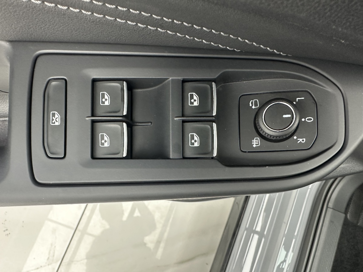 2023 car image #12