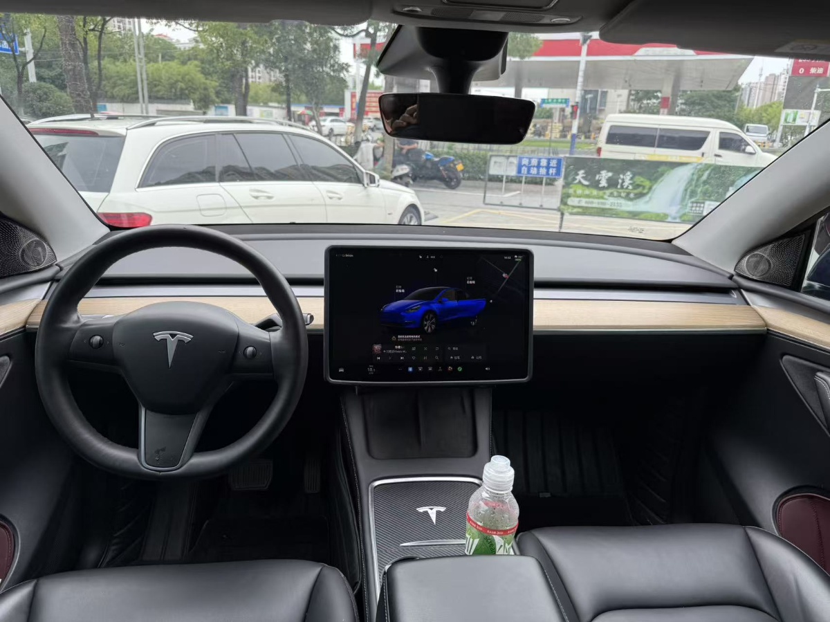 Tesla Model Y 2022 car image #2