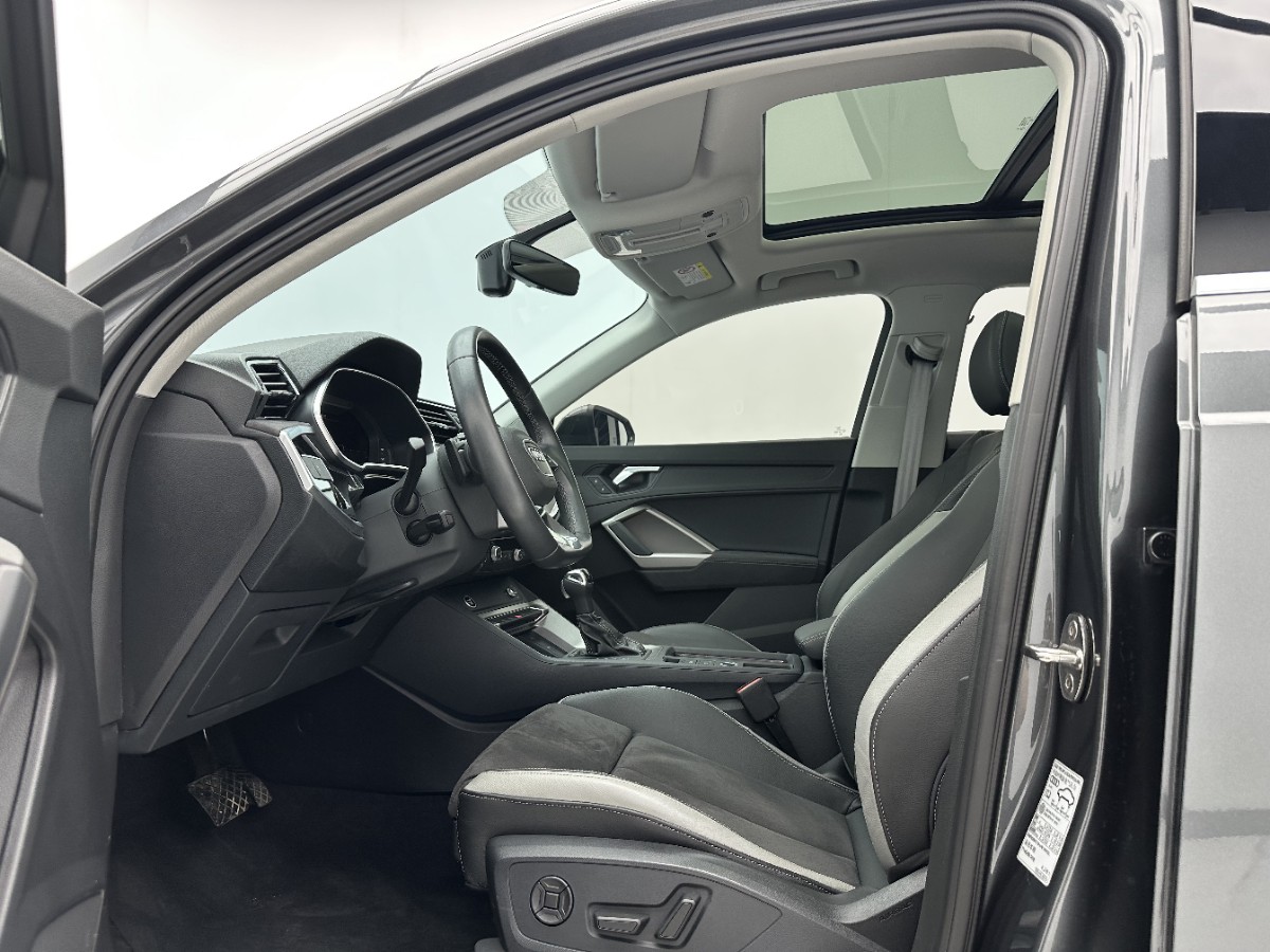 Audi Q3 2022 car image #5