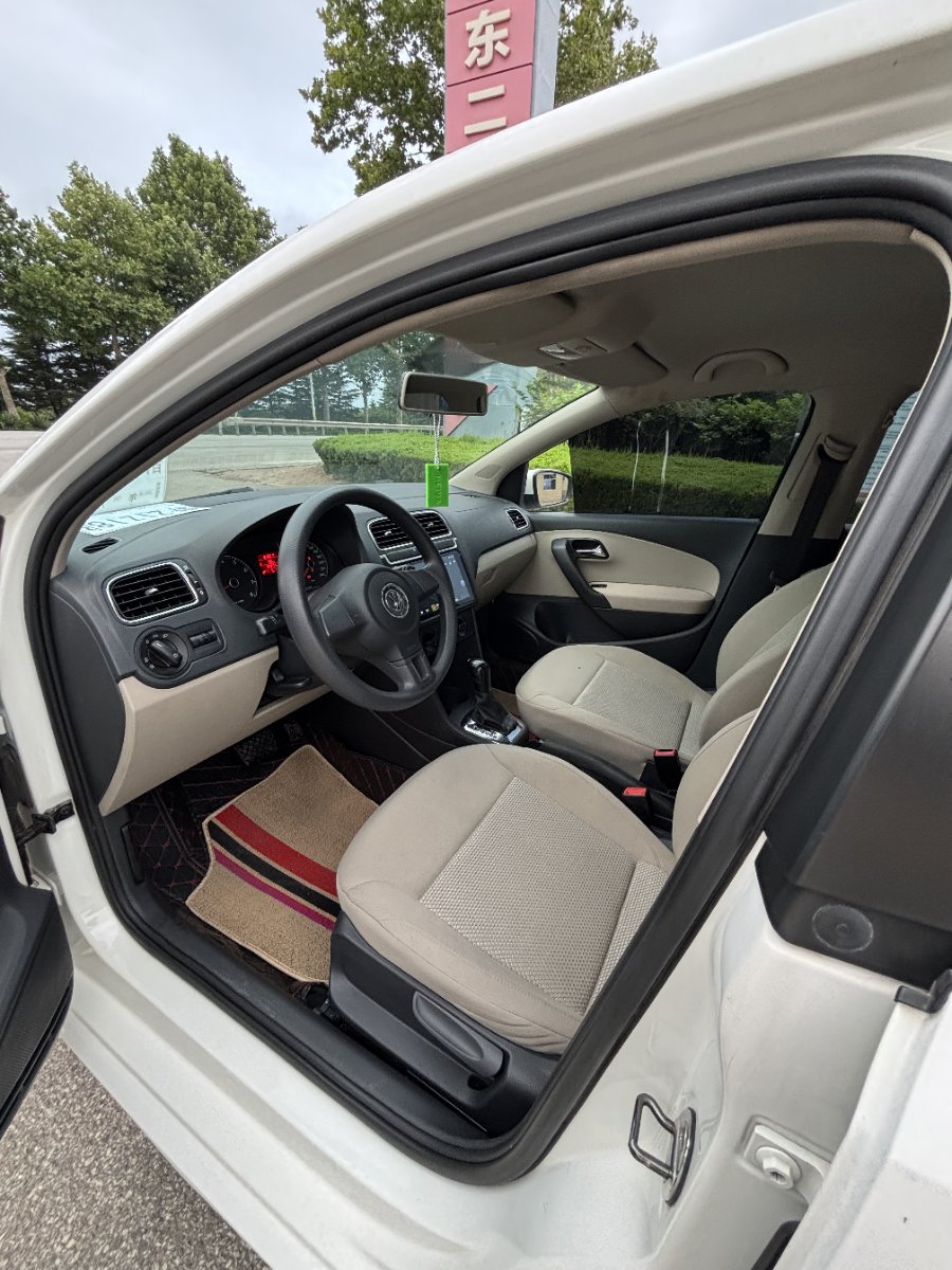 Volkswagen Polo 2012 car image #4