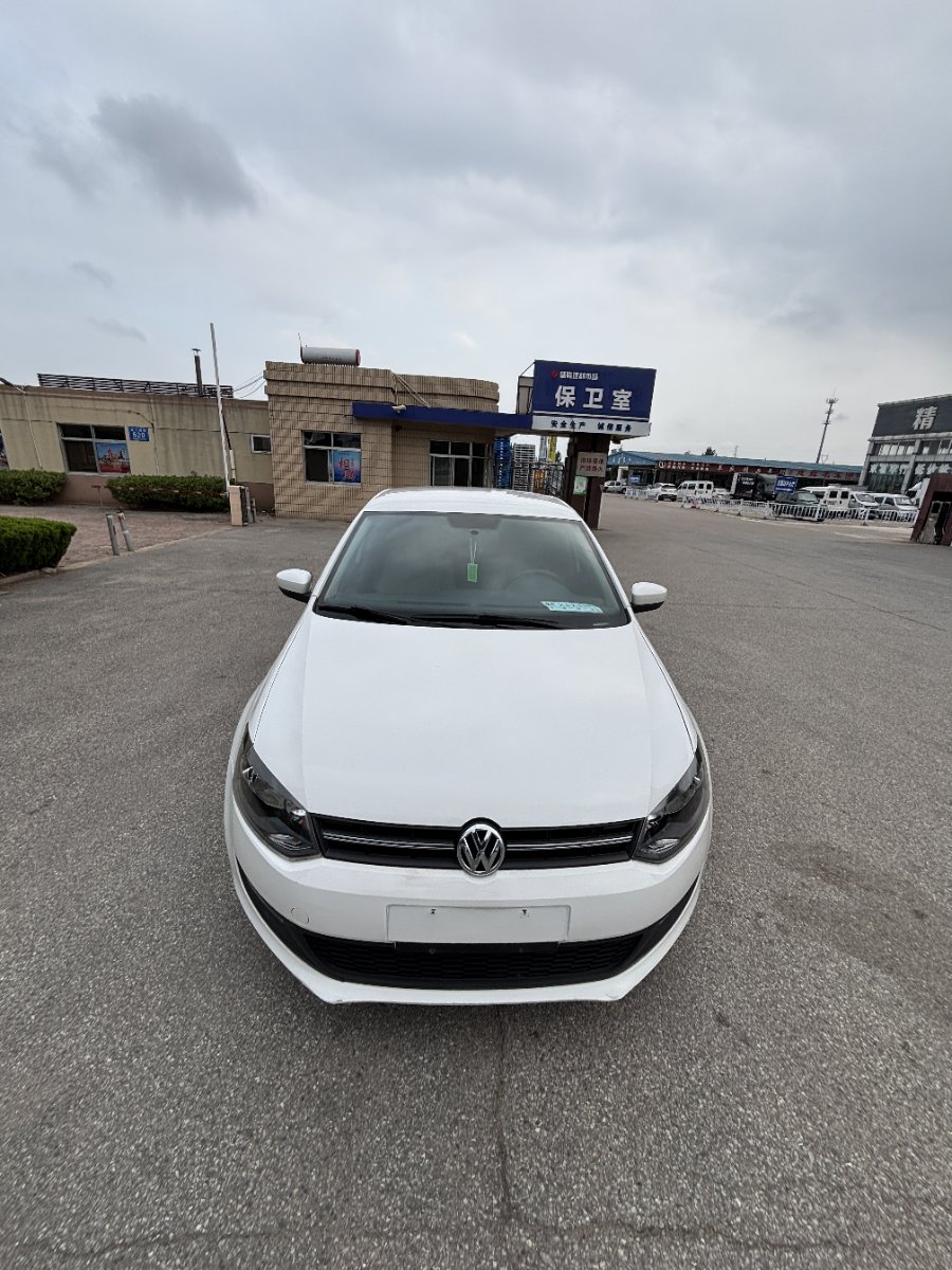 Volkswagen Polo 2012 car image #2