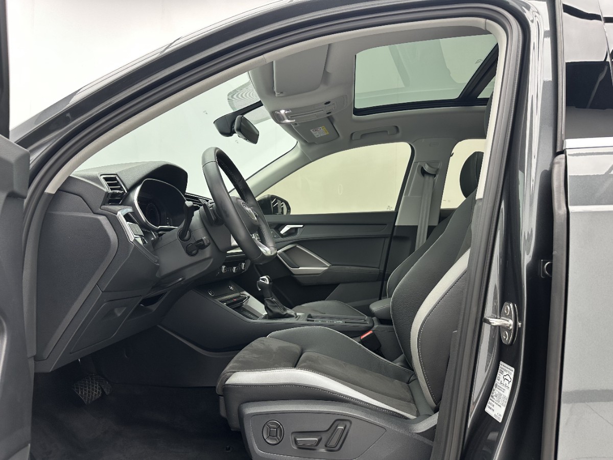 Audi Q3 2023 car image #5