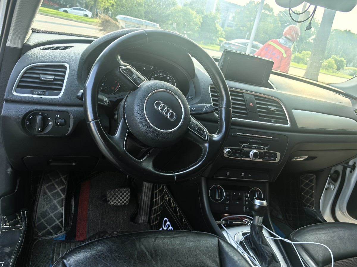 Audi Q3 2016 car image #7