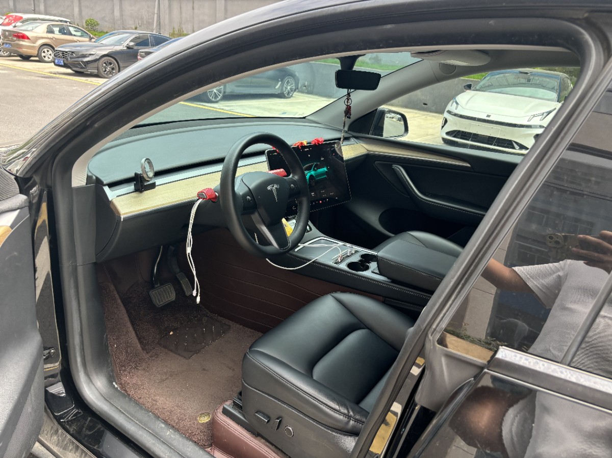 Tesla Model Y 2023 car image #2