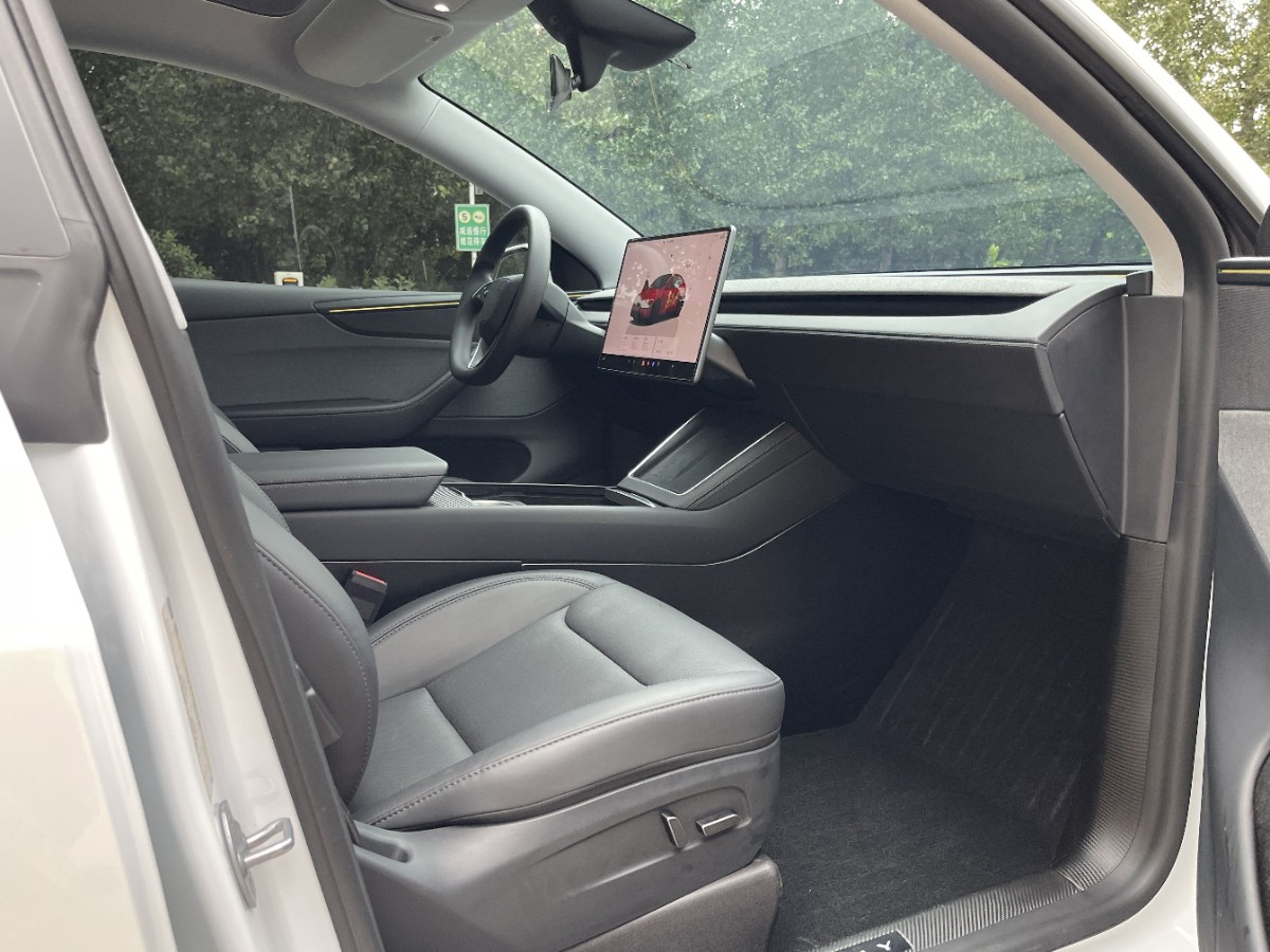 Tesla Model Y 2025 #4 Tesla Model Y 2025 car image #4