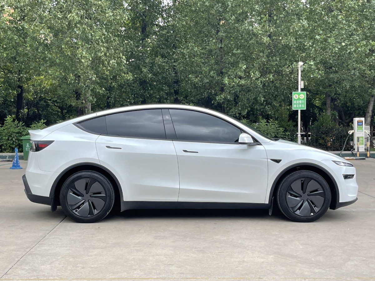 Tesla Model Y 2025 #9 Tesla Model Y 2025 car image #9
