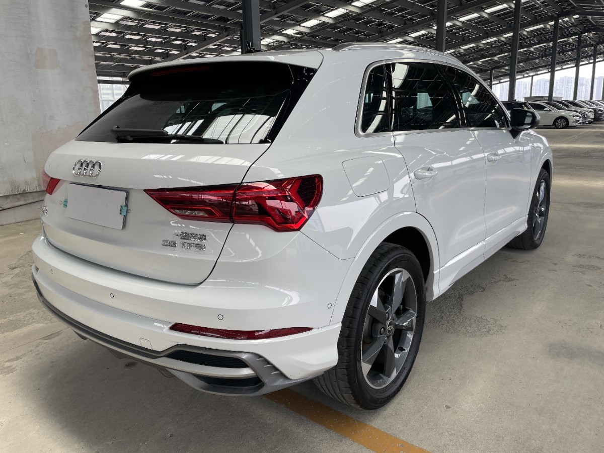 Audi Q3 2022 car image #4