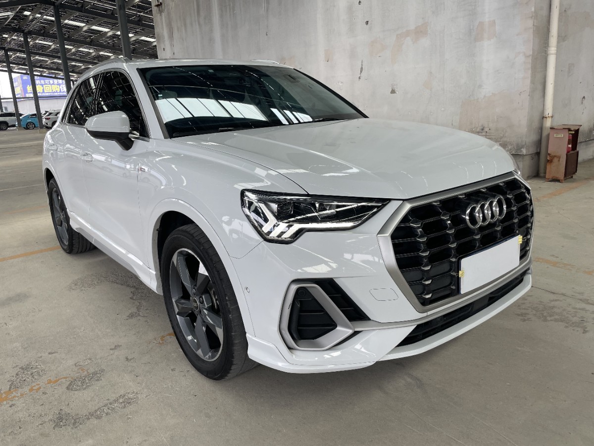 Audi Q3 2022 car image #3