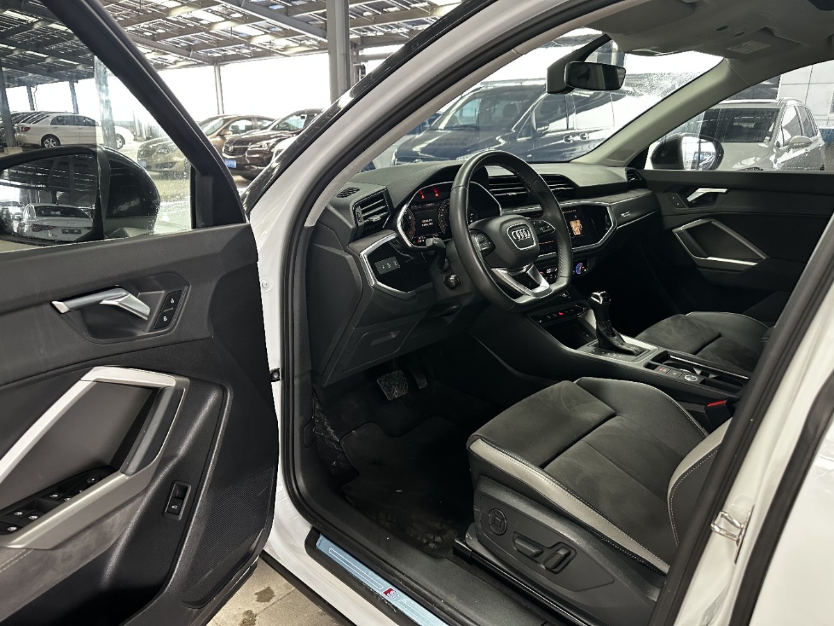 Audi Q3 2023 car image #9
