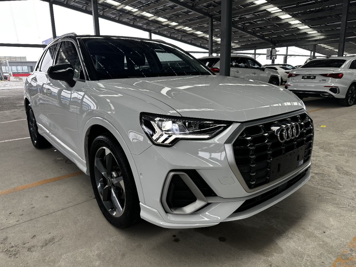 Audi Q3 2023 car image #3