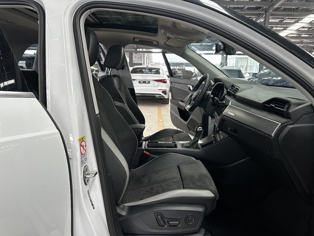 Audi Q3 2023 car image #10