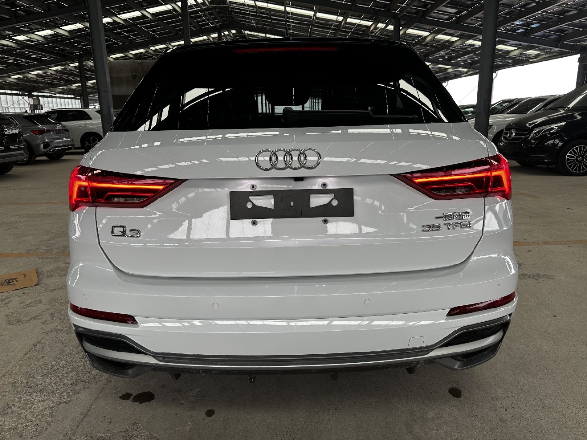 Audi Q3 2023 car image #5